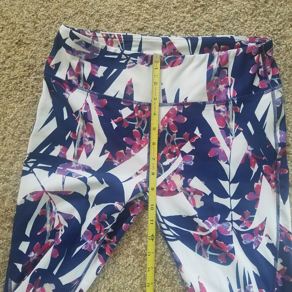 2/ $25 💗 Fabletics Compression Capris - Picture 2 of 7